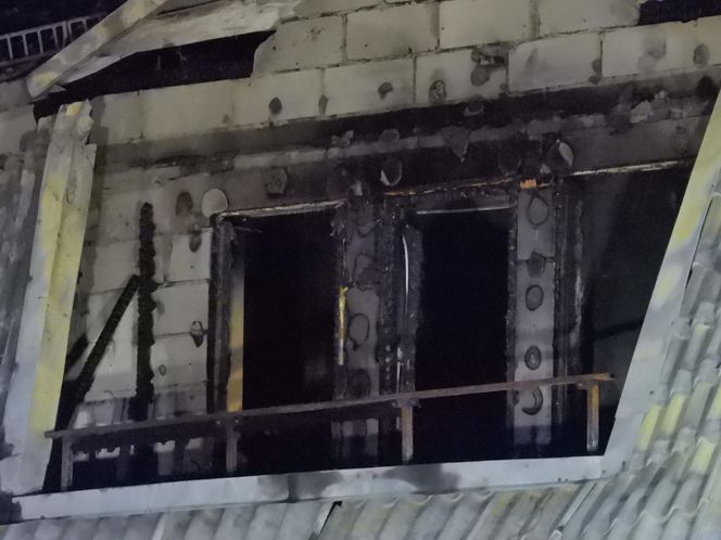 Pożar w Ząbkach. Strażacy przeszukują pogorzelisko