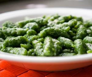 Zielone kopytka bez ziemniaków. Zaskakująco łatwy przepis na smaczne danie z 2 składników