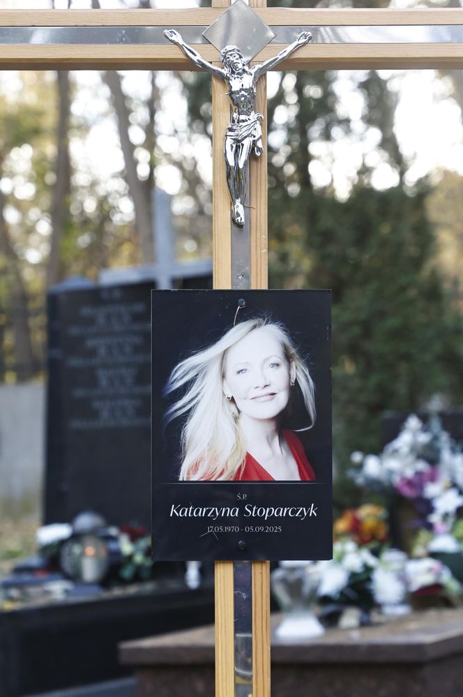 Tak wyglądają groby Zapasiewicza, Tyma, Kołaczkowskiej, Stoparczyk