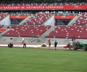 Rozkładanie murawy na Stadionie Narodowym