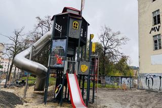 Plac zabaw obok budynku zagrożonego zawaleniem. Czy dzieciom grozi niebezpieczeństwo?