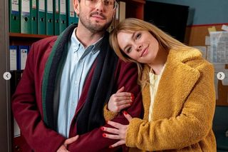 Na sygnale na planie. Basia (Anna Wysocka), Dobromir Lisicki (Kamil Błoch)