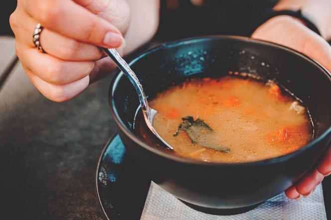 Jesz, chudniesz, sprzątasz w jelitach. 3 najlepsze zupy oczyszczające