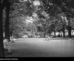 Plac zabaw dla dzieci. Widoczne huśtawki i piaskownica, 1934