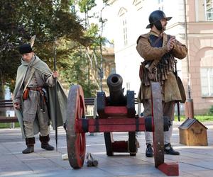 Salwy armatnie w centrum Lublina. Tak wyglądała inscenizacja historyczna na pl. Litewskim