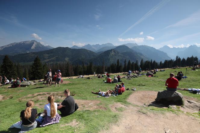 Koniec wakacji, a turyści szturmują Tatry. Na szlakach tłumy