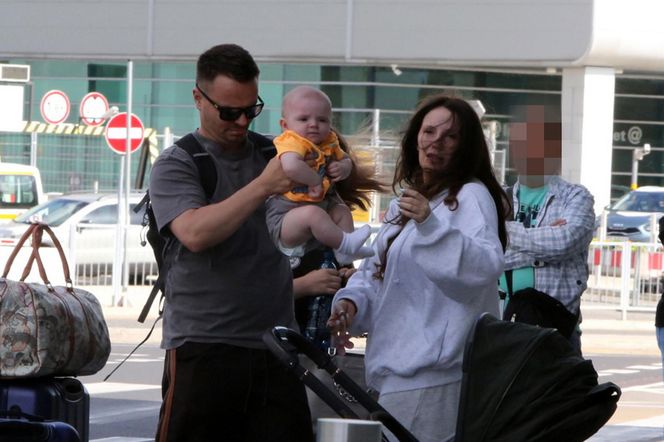 Marcin Hakiel z Dominiką Serowską i dziećmi na lotnisku Chopina przed wylotem do Hiszpanii