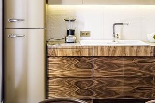 Beżowa kuchnia z fornirem