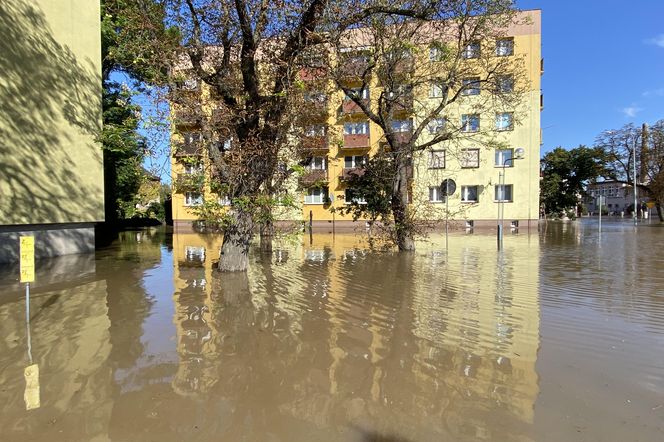 Lewin Brzeski nadal pod wodą