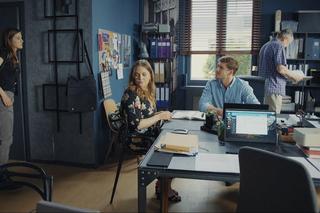 M jak miłość, odcinek 1760: Anita (Melania Grzesiewicz), Marcin (Mikołaj Roznerski), Olewicz (Tomasz Dedek), Alicja (Fryderyka Molenda) 