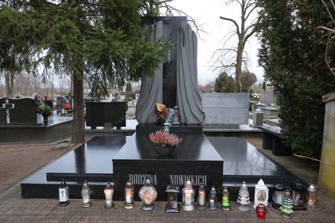 Dwa tygodnie po pogrzebie Jana Nowickiego, zrobili to na jego grobie