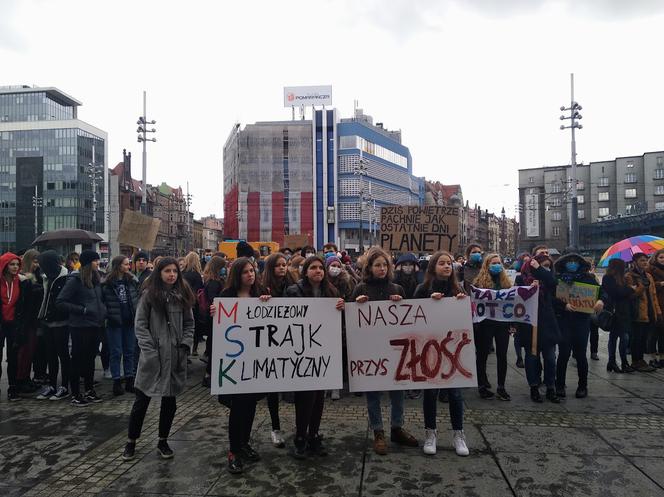 Setki młodych ludzi na ulicach Katowic! Protest klimatyczny na rynku [ZDJĘCIA]