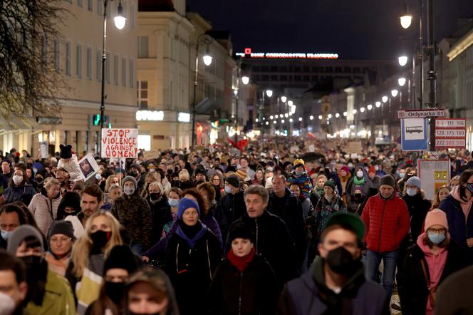 Protestujący na ulicach Warszawy