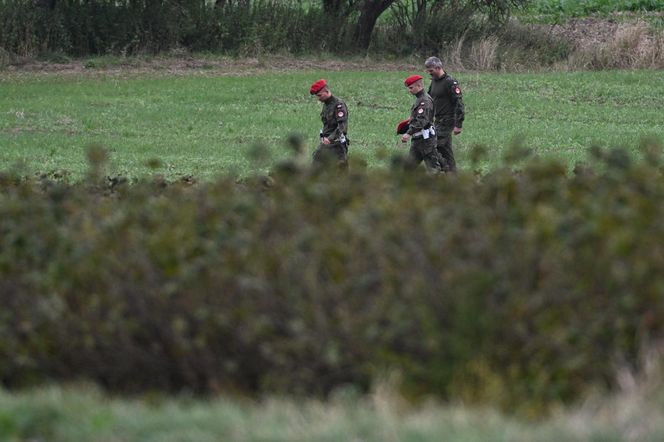 Służby pracują w Choinach w pow. świdnickim. Znaleziono tam szczątki rakiety