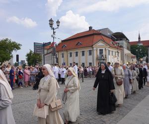 Boże Ciało 2024. Tłumy wiernych przeszły w procesji ulicami Białegostoku