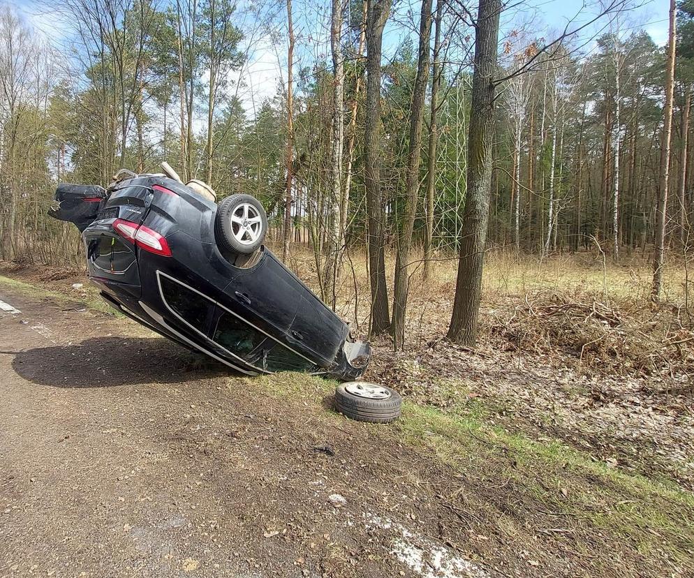 Pod Lubienią dachowało auto osobowe. Jedna osoba poszkodowana