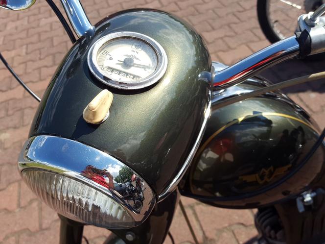 Fani starych polskich motorowerów z Bzyk Raider ze Swarzędza zrobili sobie postój w Lesznie