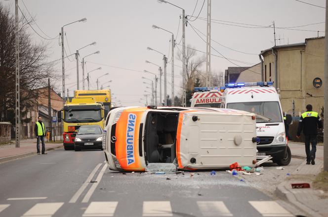 Pacjentka wypadła z karetki i zginęła