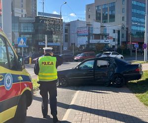 Wypadek na rondzie w Lublinie. 23-latek wylądował na słupie