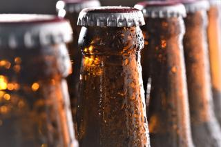 Piwo w butelce mocno zdrożeje? Producenci alarmują: cena wzrośnie o 10 zł