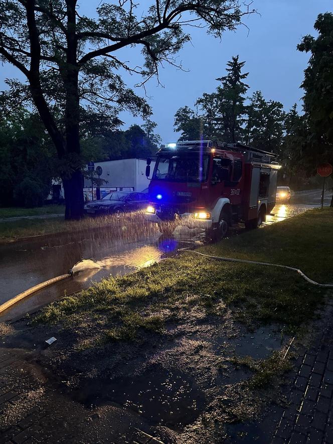 Potężna ulewa zamieniła drogi w rwące potoki. Oberwanie chmury nad Tarnowem