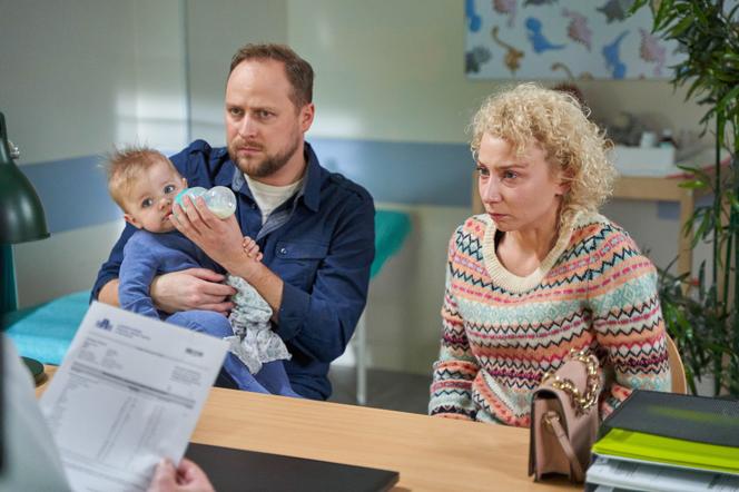 Na Wspólnej odc. 3571: Paweł (Grzegorz Kwiecień), Beata (Katarzyna Ptasińska), Gucio (Julian Studziński)