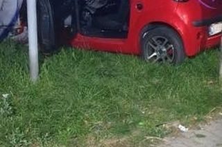 Szaleńczy pościg w Zwoleniu! 33-latek uciekał przed policją, miał narkotyki i rozbił się o budynek