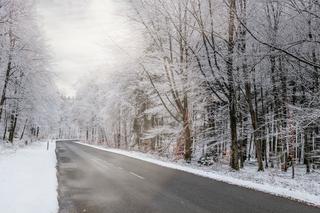 W poniedziałek zmierzymy się z marznącymi opadami i wichurami do 70 km/h. Są też dobre wieści [Prognoza IMGW na 19.12.2022]