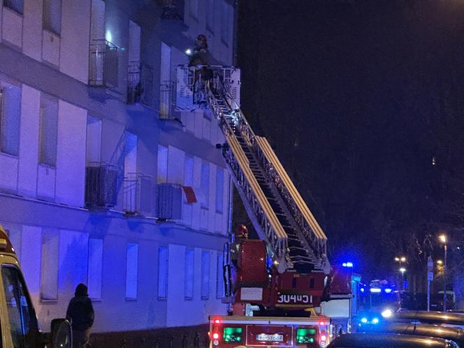 Tragiczny pożar na Muranowie. Strażacy znaleźli zwęglone zwłoki starszej kobiety