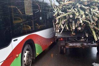 Województwo lubelskie. Przewoził gałęzie. Rozbił szyby w autobusie