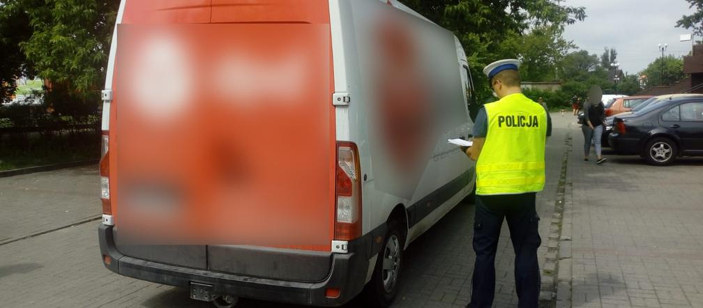 Tragedia na parkingu w Toruniu - dostawczak potrącił 74-latkę!