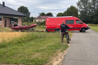 Akcja ratunkowa na Dunajcu. Ciągnik z operatorem wpadł do rzeki