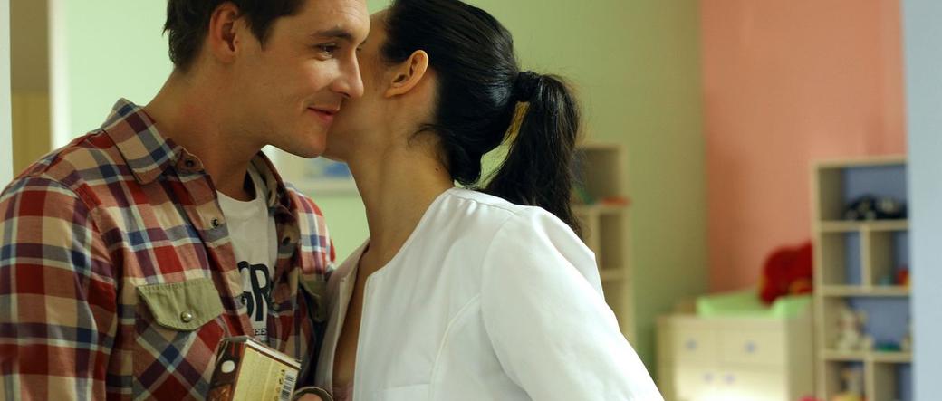 M jak miłość odc. 1059. Marcin (Mikołaj Roznerski), pielęgniarka Klaudia (Anna Jarosik-Trawińska)