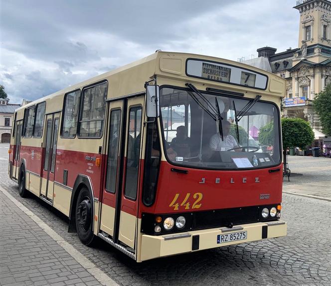 Zabytkowy Jelcz wyjechał na ulice Nowego Sącza. Pasażerom bardzo się podobał!