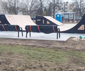 Skate Park Starachowice. Większość urządzeń już zamontowano