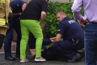 Niebywała odwaga policjantów. Wynieśli z płonącego budynku niepełnosprawnego mężczyznę!