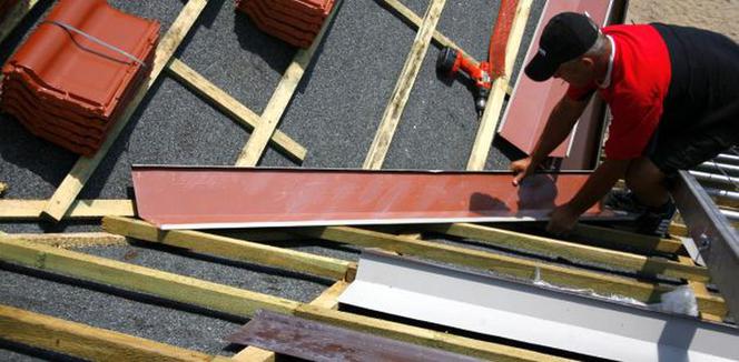 Pokrycie dachowe bez błędów: jak wykonać kosz dachowy? (montaż blachy koszowej)