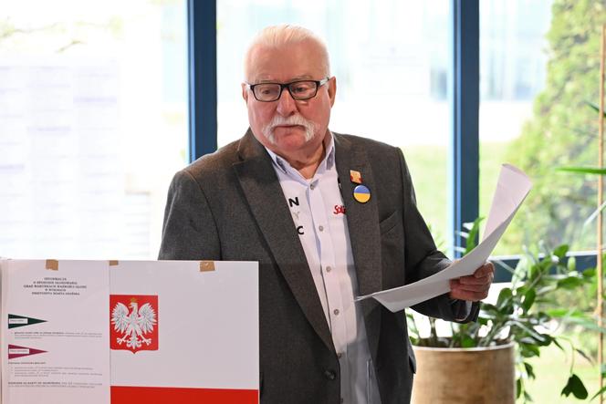 Lech Wałęsa głosuje w wyborach