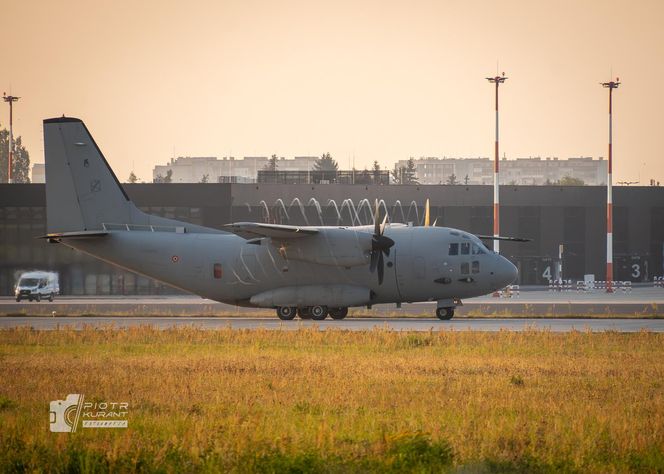 Wzruszający gest pilotów odlatujących z Radomia. Polska flaga na niebie dla „Slaba”