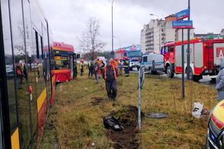 Koszmarny wypadek w Łodzi. Tramwaj i osobówka zderzyły się na Hetmańskiej [ZDJĘCIA].