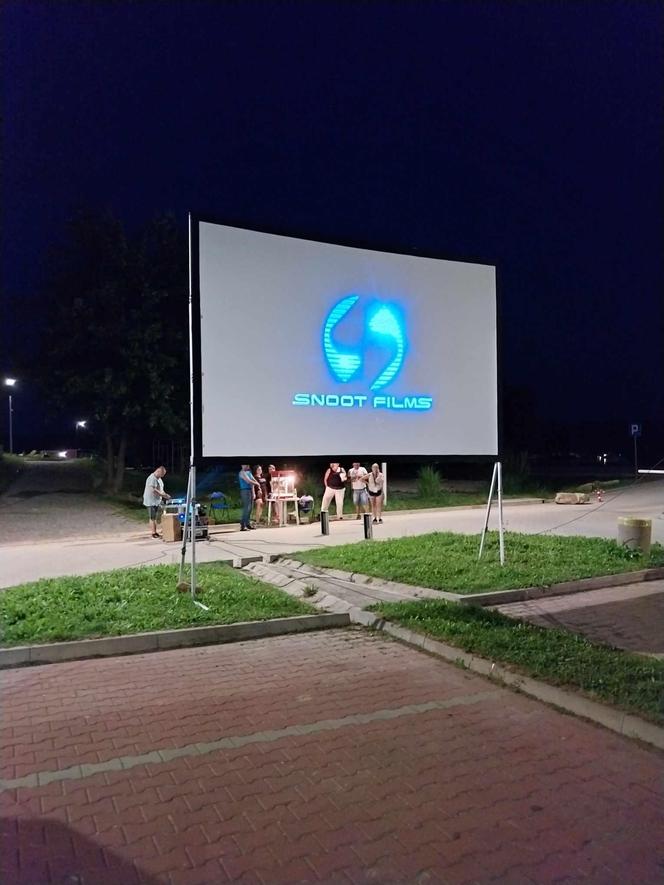 Pierwsze kino samochodowe nad zalewem w Brodach. Był popcorn i duża frekwencja