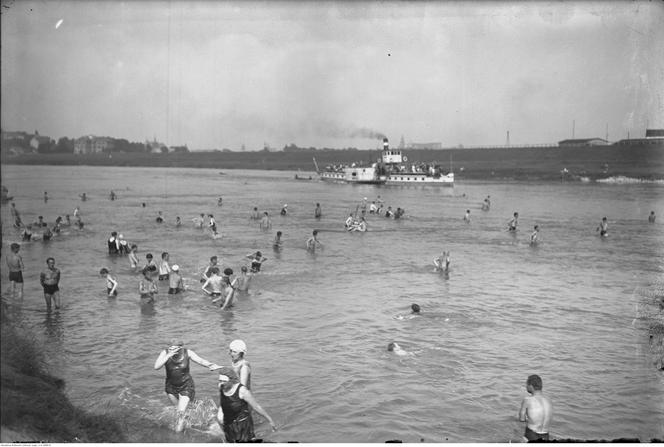 Plażowicze podczas kąpieli. W tle widoczny statek parowy. Zdjęcie zrobione w 1927 roku 