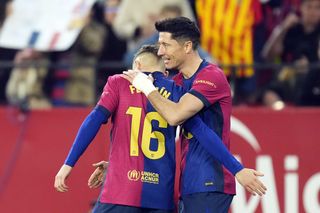 Sevilla - FC Barcelona SKRÓT: Lewandowski z golem, Szczęsny jak ściana! Barca goni Real i Atletico 