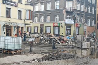 ul. Braci Gierymskich po powodzi, widok na restaurację 