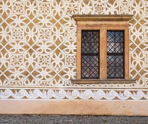 Sgraffito na elewacjach – jak powstają dekoracyjne historie w tynku?