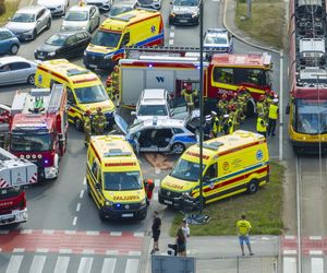 Wypadek radiowozu w Warszawie. Cztery osoby ranne, w tym policjanci