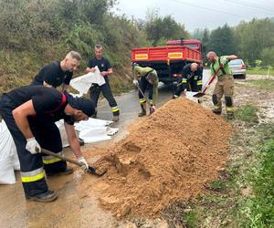 Ulewy, podtopienia, wysoki stan rzek. Świętokrzyskie. Coraz więcej interwencji strażaków 