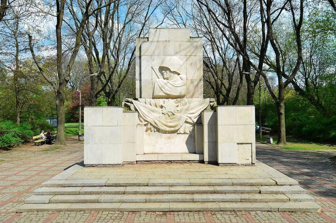 Kontrowersyjny pomnik znika z Parku Skaryszewskiego