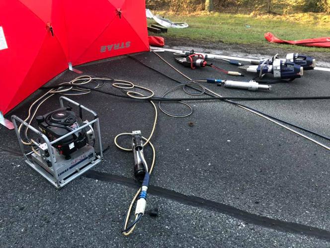 Tragiczny wypadek na DK 10 pod Bydgoszczą! Nie żyje jedna osoba! [ZDJĘCIA]