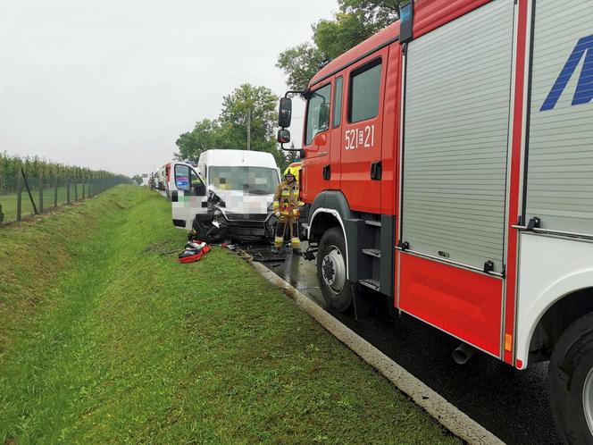 Śmiertelny wypadek pod Rawą Mazowiecką. Trzy osoby zginęły w zderzeniu BMW z busem